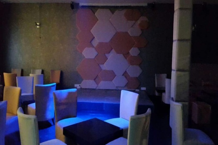 Lounge 40 of 52