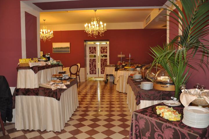 Breakfast area