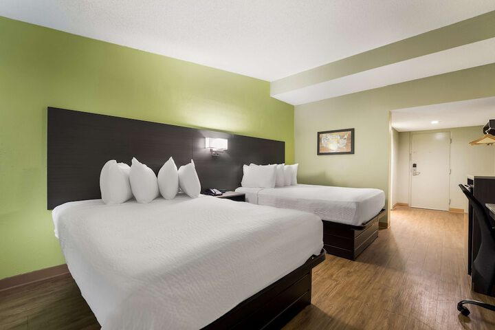 2 Queen Beds Work Desk Microwave and Refrigerator, Continental Breakfast (4 of 9)