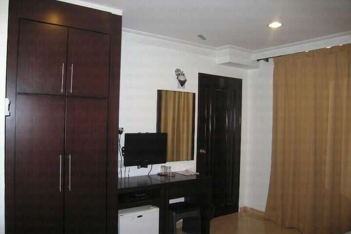 Room 10 of 14