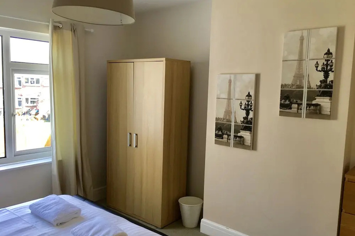 Room 6 of 16
