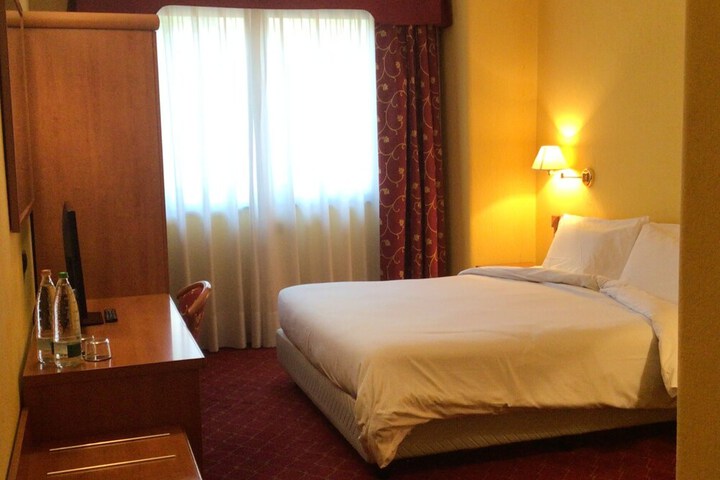 Room 2 of 9
