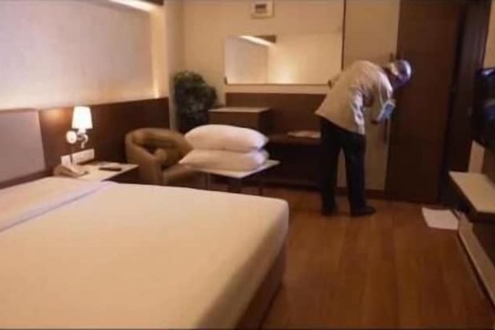 Room 6 of 44