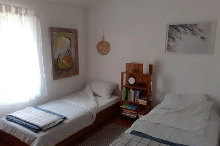 Room 4 of 16