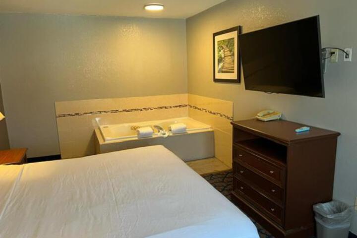 1 King Bed (4 of 10)