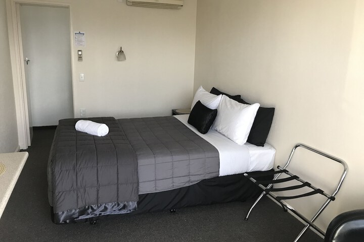 Room 6 of 100