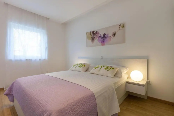 Room 4 of 11
