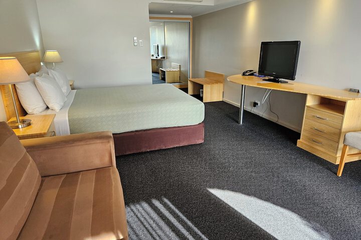 Room 33 of 114