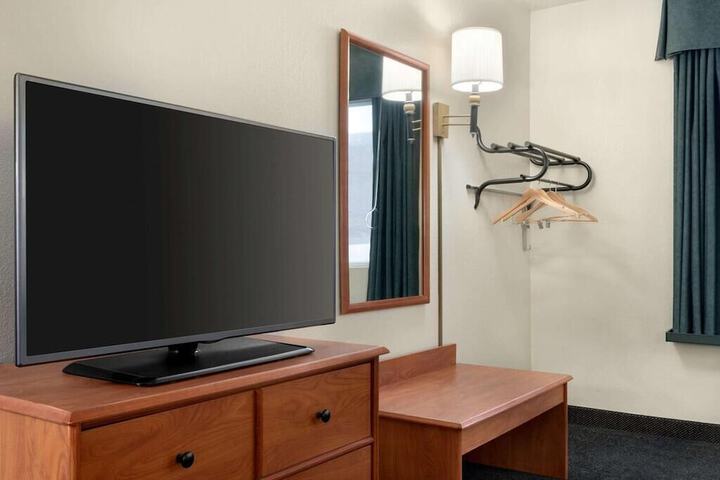 1 Queen Bed (8 of 11)