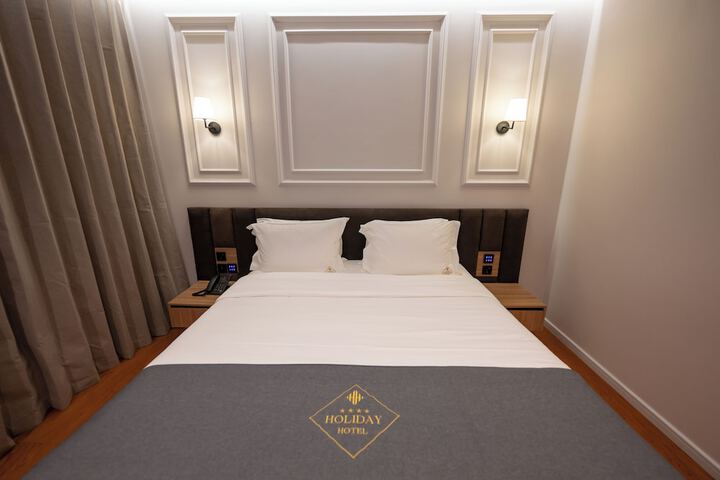 Room 6 of 37