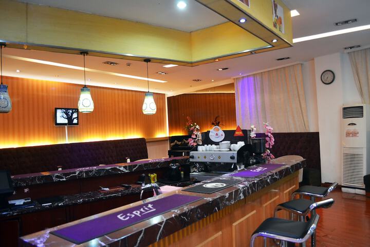 Lounge 43 of 66
