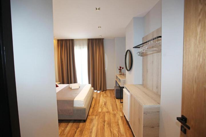 Room 28 of 143