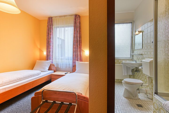 Room 16 of 34