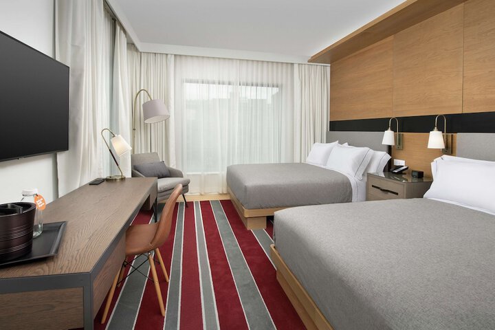 2 Queen Beds (5 of 9)