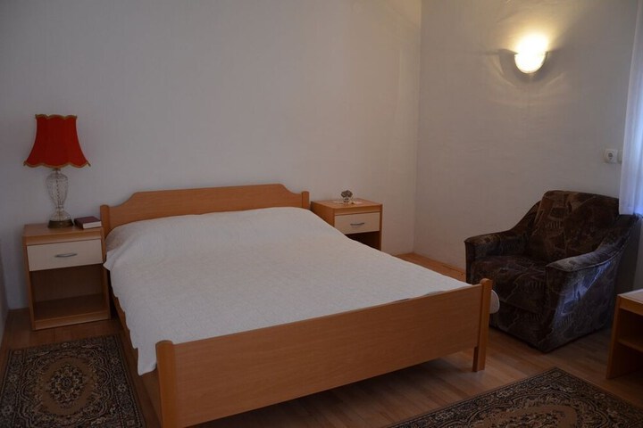 Room 6 of 28