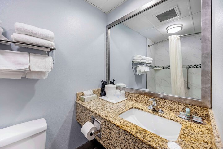 2 Queen Beds Pet Friendly Room Pillow Top Mattress Microwave and Refrigerator High Speed Internet Accessible Coffee Maker Full Breakfast (4 of 17)