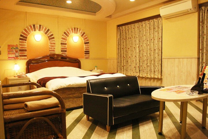 Room 7 of 18