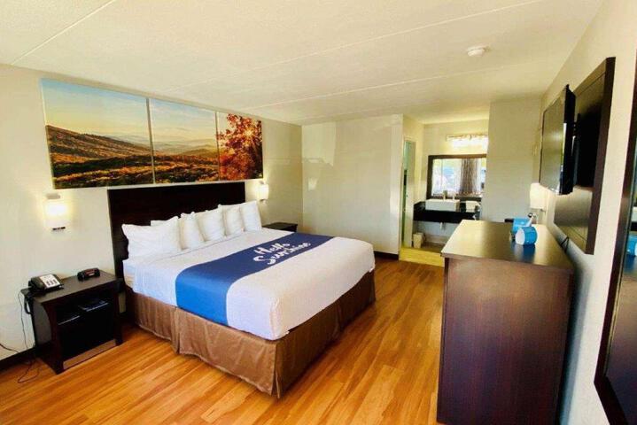 1 King Bed (1 of 7)
