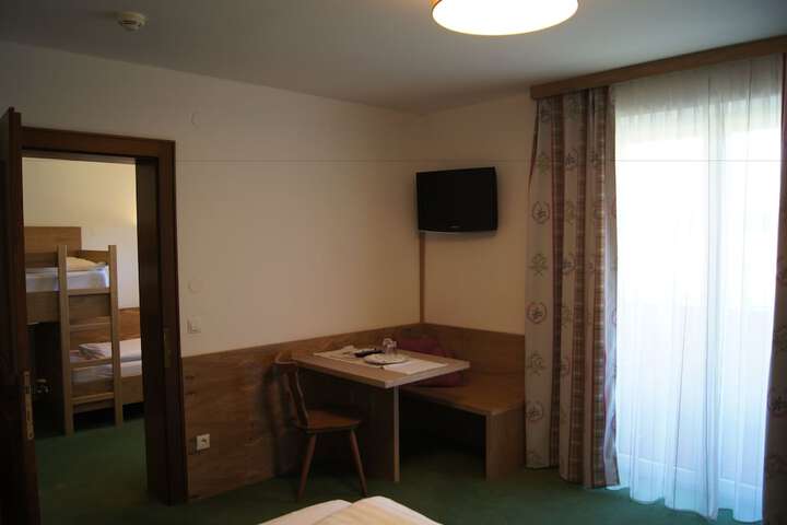 Room 28 of 82