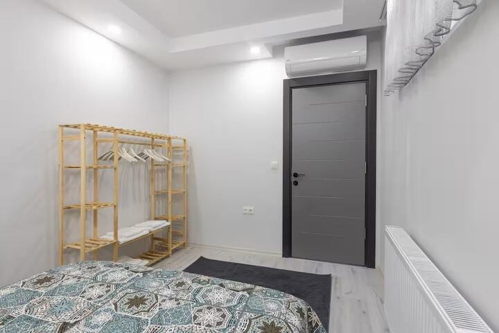 Room 40 of 293