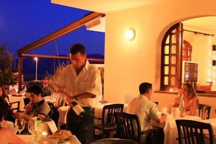 Dining 18 of 54