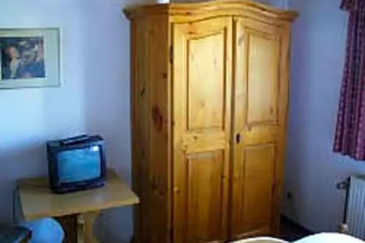 Room 2 of 4