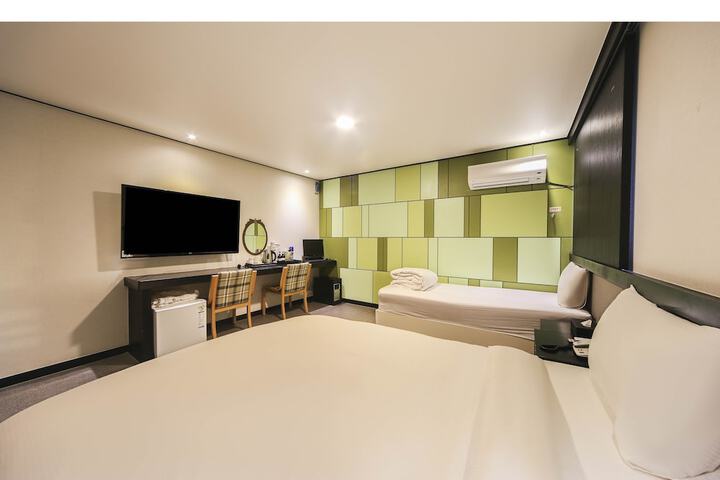 Room 26 of 42
