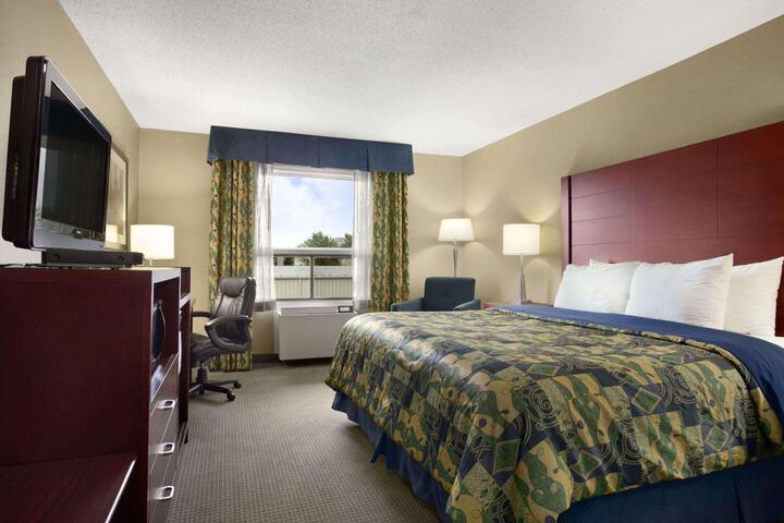 1 Queen Bed (1 of 16)
