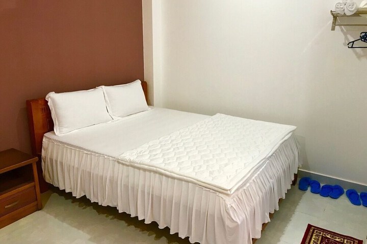 Room 6 of 12