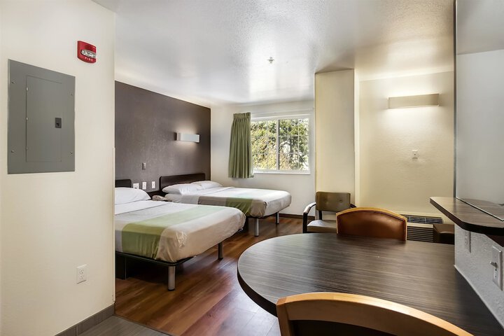 2 Double Beds (9 of 11)