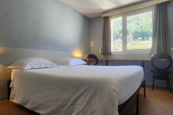 Room 5 of 9