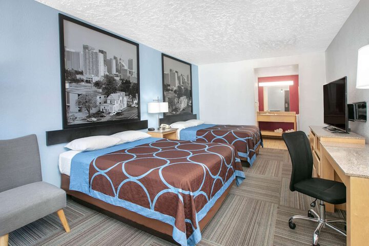 1 Queen Bed Mobility Accessible (2 of 9)