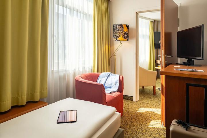 Room 8 of 97
