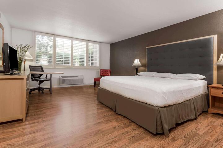 1 King Bed (5 of 19)