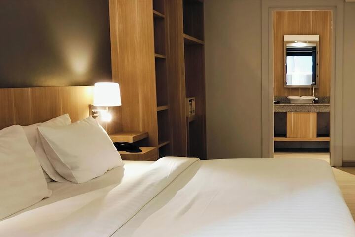 Room 9 of 37