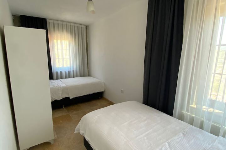 Room 3 of 34