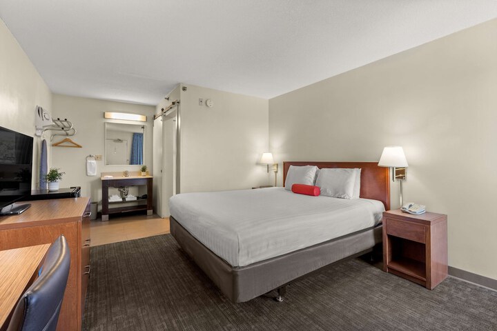 1 King Bed (4 of 6)