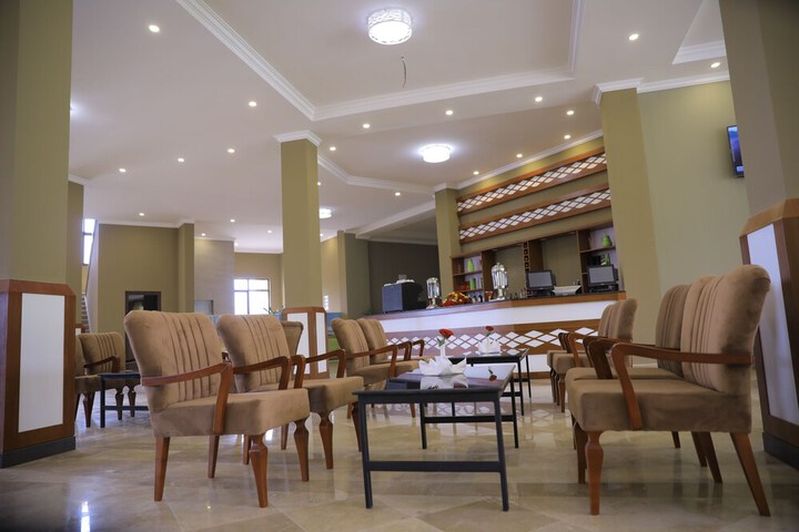 Lounge 39 of 53