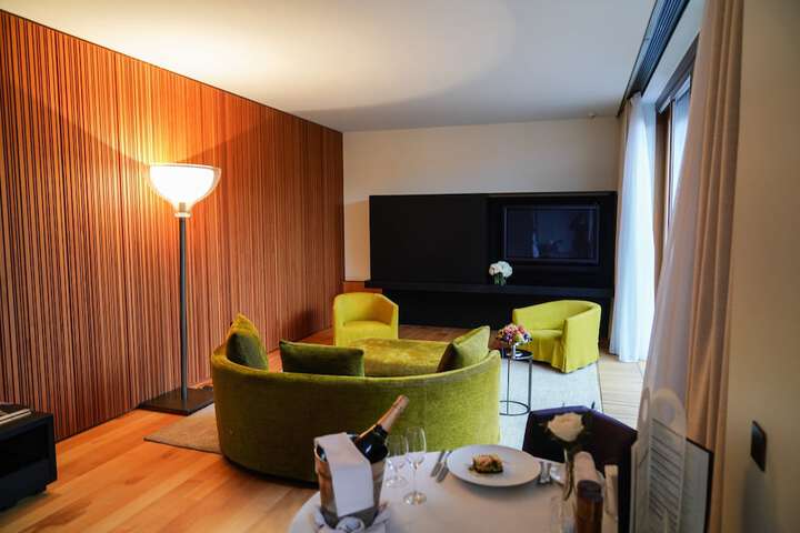 Room 52 of 136
