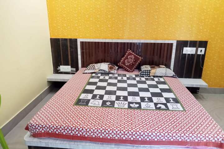 Room 11 of 28