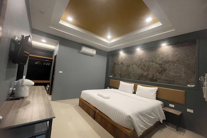 Room 4 of 12