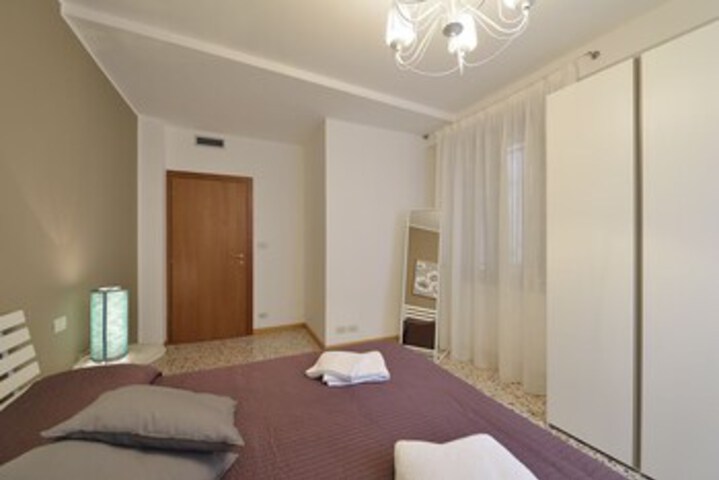 Room 27 of 34