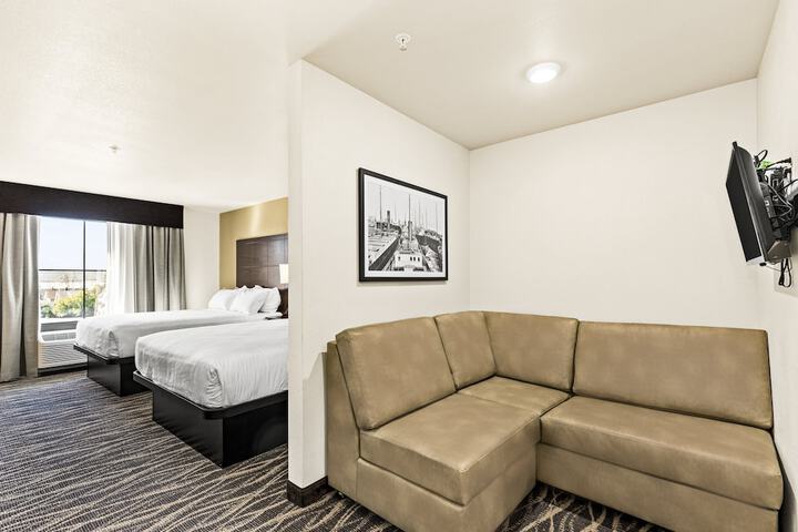 Quadruple Accessible Queen Size Bed (8 of 10)
