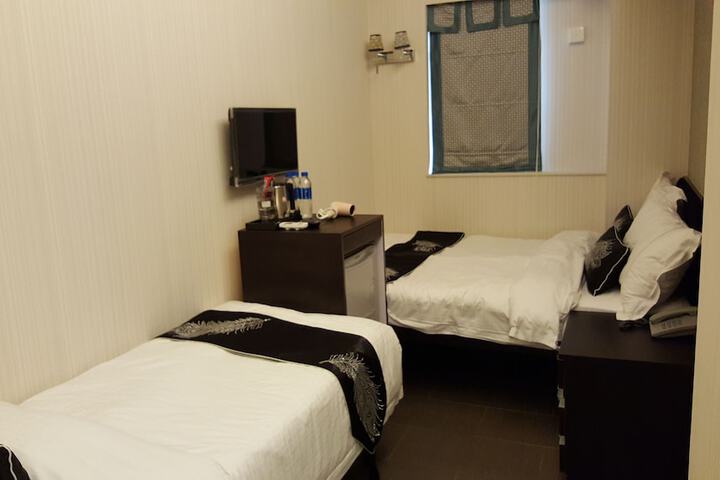 Room 28 of 49