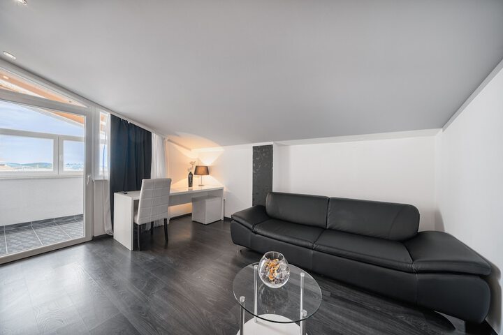 Room 4 of 16