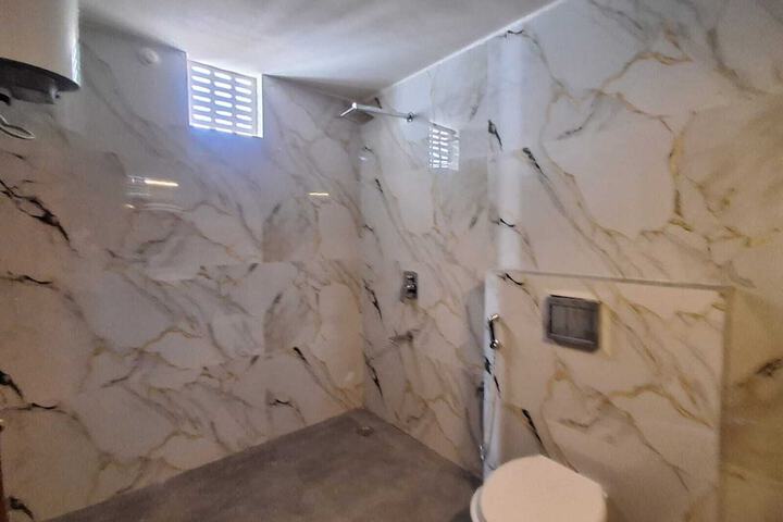 Room 32 of 63
