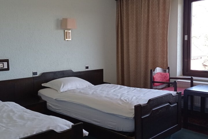 Room 4 of 6