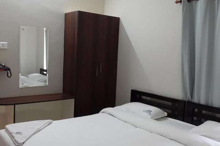 Room 6 of 33