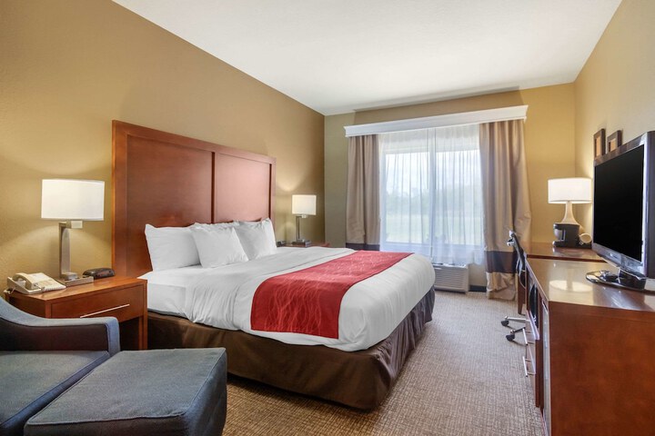 1 King Bed Accessible (2 of 18)