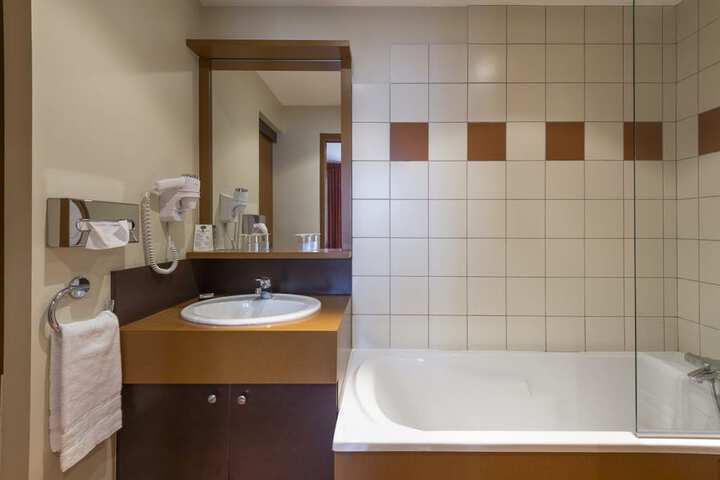 Room 40 of 65
